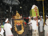 der Barong und eine Maske im Kasten