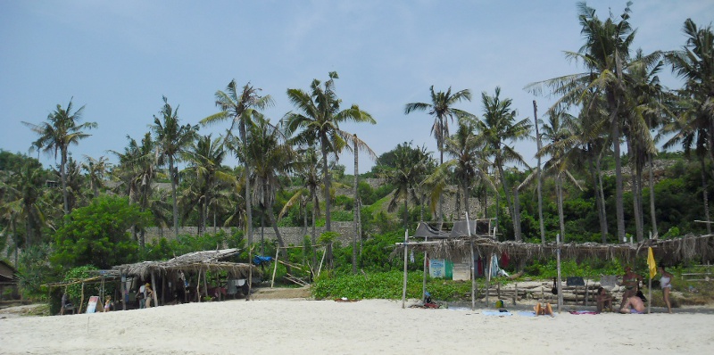Strand mit starken Wellen