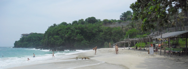 Strand mit starken Wellen