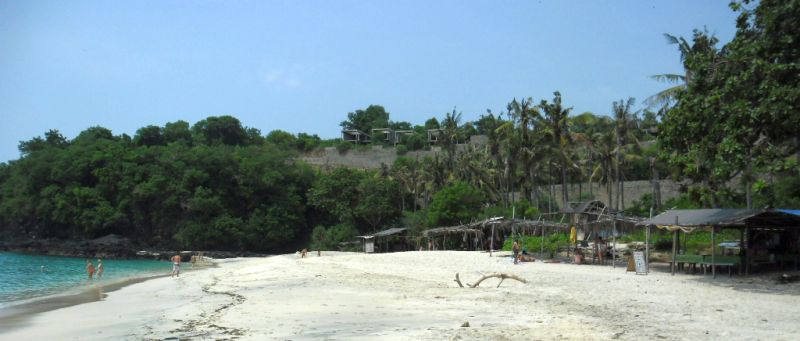 Strand bei ruhiger See