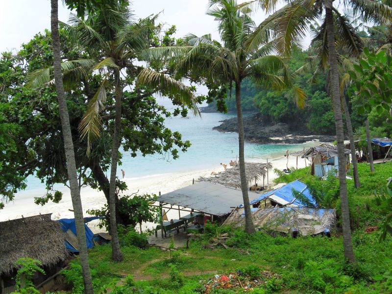 Blick von Hügel zum Strand