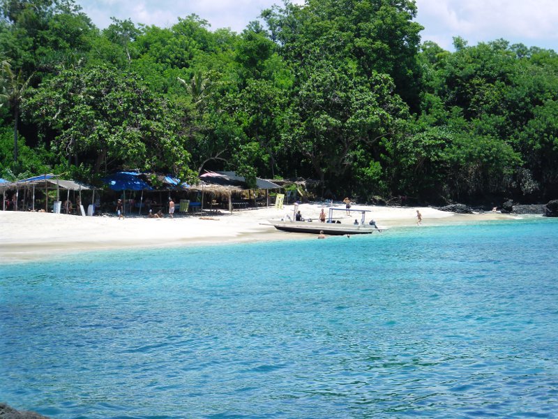 Bei ruhiger See legen Boote an