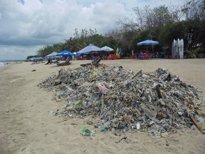 Müllberge am Strand von Kuta