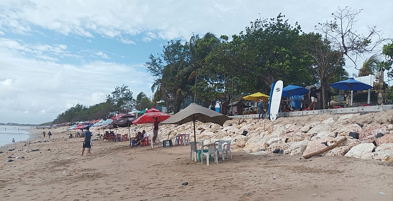 Kuta Beach, jetzt mit Stufe
